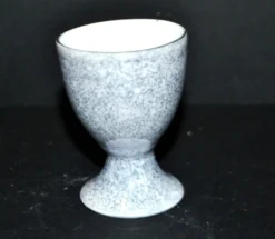 Coquetier vintage en porcelaine grise