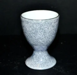Coquetier vintage en porcelaine grise