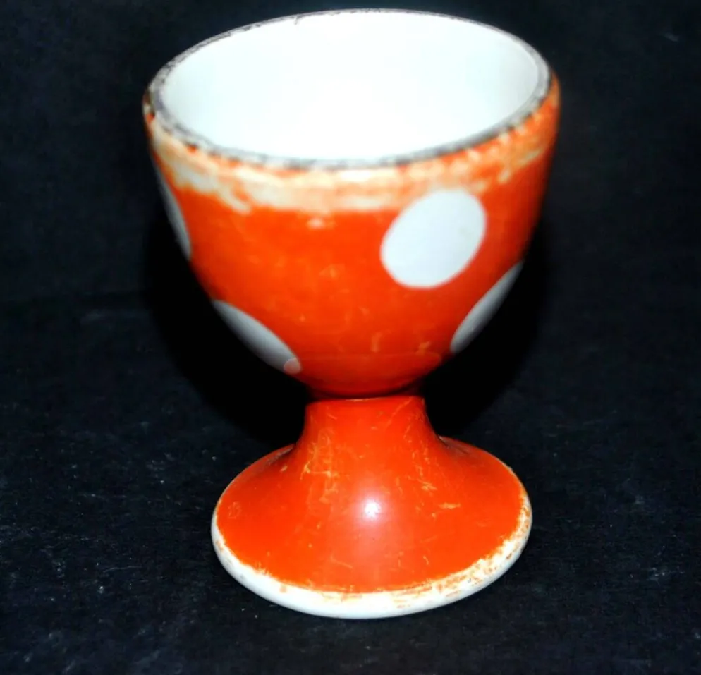 Coquetier vintage rouge à pois blanc en faïence de Sarreguemines H6.5cm