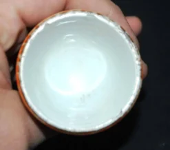 Coquetier vintage rouge à pois blanc en faïence de Sarreguemines H6.5cm