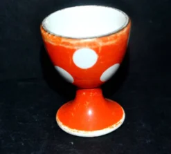 Coquetier vintage rouge à pois blanc en faïence de Sarreguemines H6.5cm