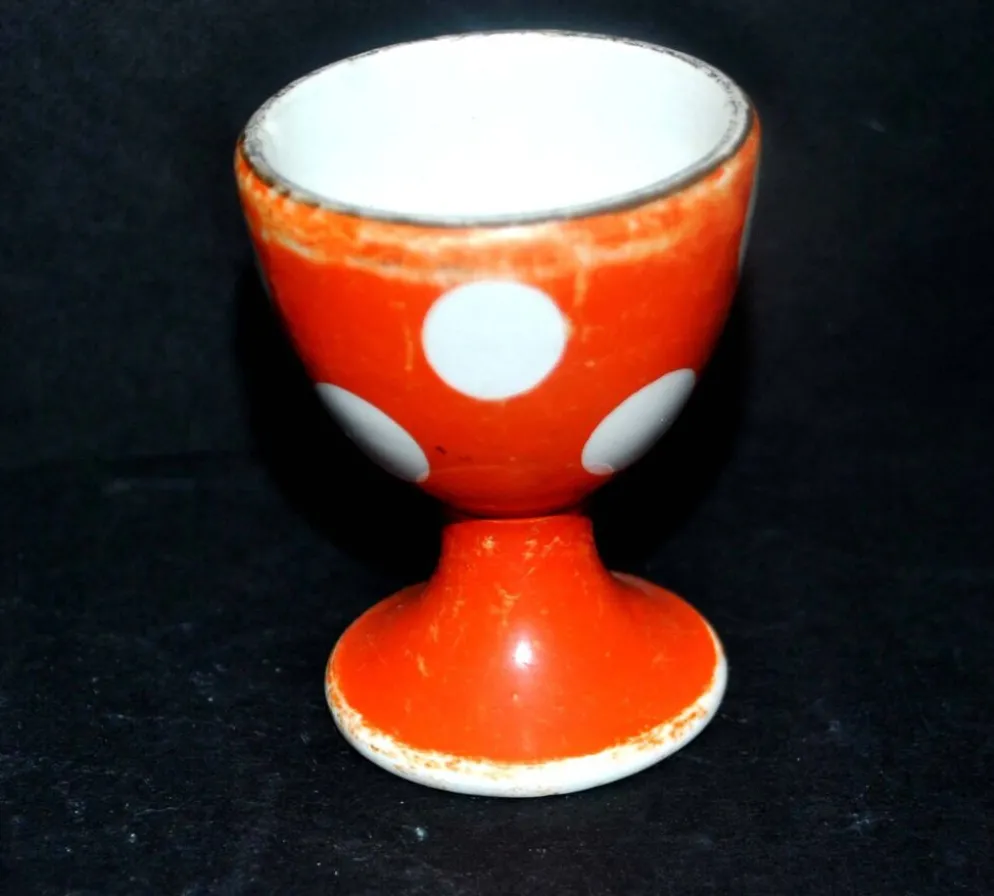 Coquetier vintage rouge à pois blanc en faïence de Sarreguemines H6.5cm