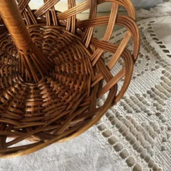 Corbeille à fruits sur pied en osier