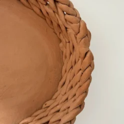 Corbeille tressée en terre cuite naturelle