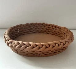 Corbeille tressée en terre cuite naturelle
