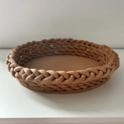 Corbeille tressée en terre cuite naturelle