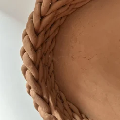 Corbeille tressée en terre cuite naturelle