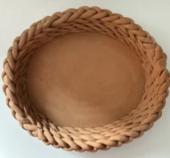 Corbeille tressée en terre cuite naturelle
