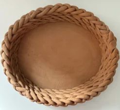 Corbeille tressée en terre cuite naturelle