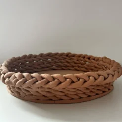 Corbeille tressée en terre cuite naturelle