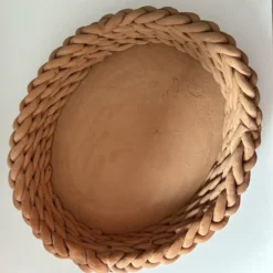 Corbeille tressée en terre cuite naturelle