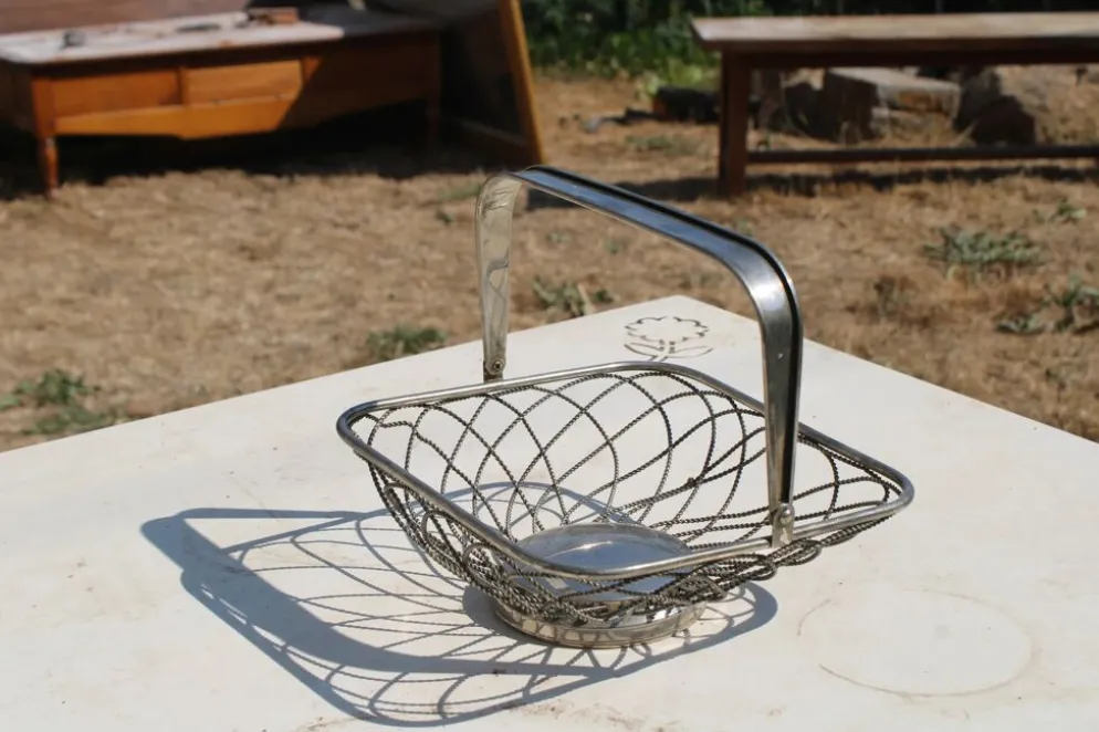 Corbeille vintage en métal torsadé argenté