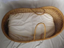 Couffin osier ancien nourrisson