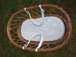 Couffin vintage en osier et rotin avec matelas et garnitures