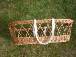 Couffin vintage en osier et rotin avec matelas et garnitures