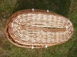 Couffin vintage en osier et rotin avec matelas et garnitures