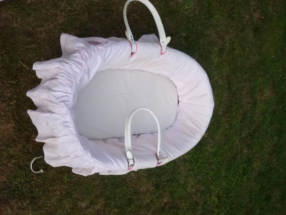 Couffin vintage en osier et rotin avec matelas et garnitures