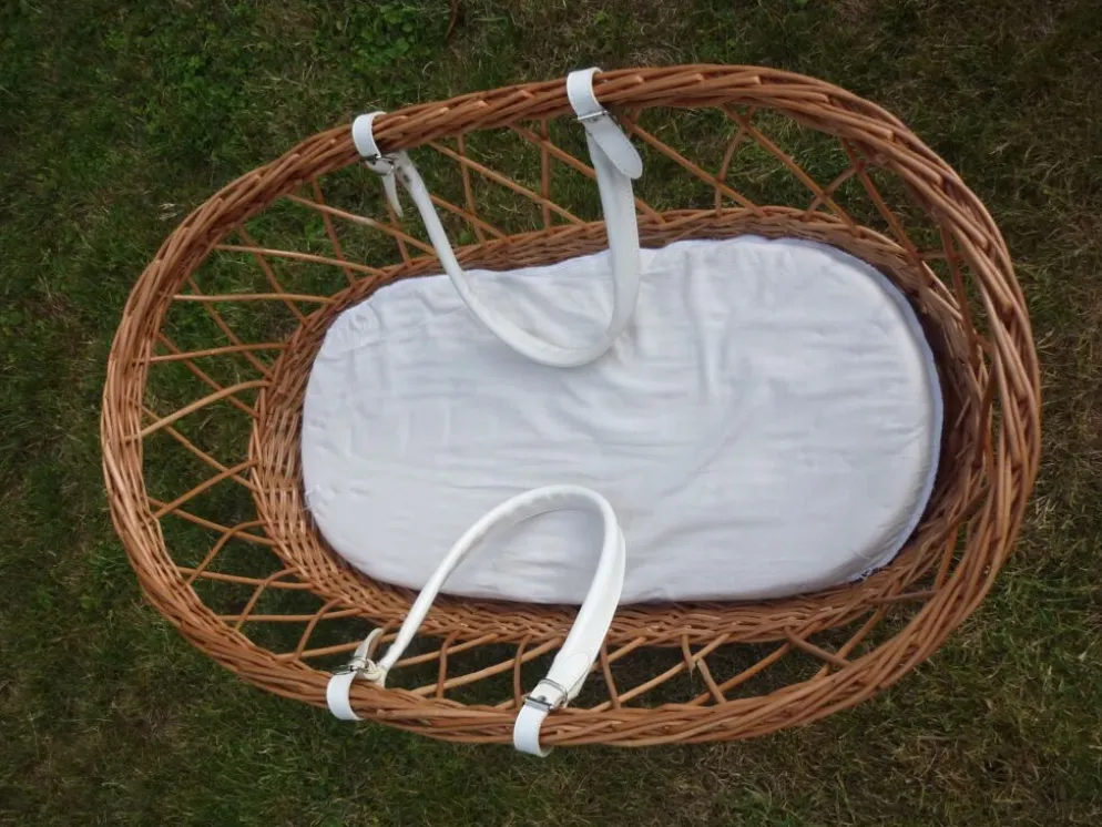 Couffin vintage en osier et rotin avec matelas et garnitures