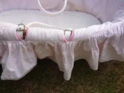 Couffin vintage en osier et rotin avec matelas et garnitures