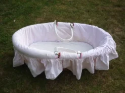Couffin vintage en osier et rotin avec matelas et garnitures