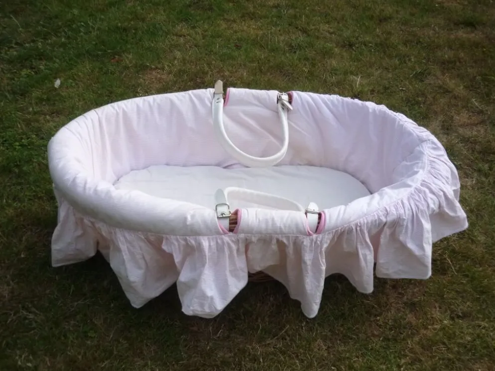 Couffin vintage en osier et rotin avec matelas et garnitures