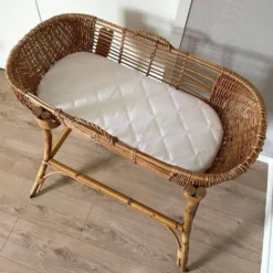 Couffin vintage en rotin sur support