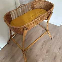 Couffin vintage en rotin sur support
