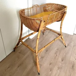 Couffin vintage en rotin sur support