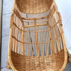 Couffin vintage en rotin sur support