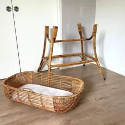 Couffin vintage en rotin sur support