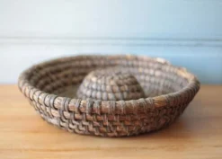 Coupe ancienne en osier, bourgne en paille et ronce