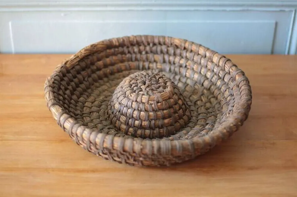 Coupe ancienne en osier, bourgne en paille et ronce