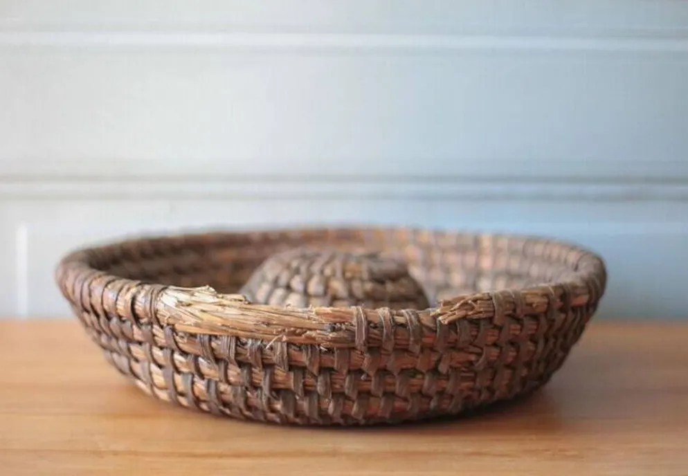 Coupe ancienne en osier, bourgne en paille et ronce