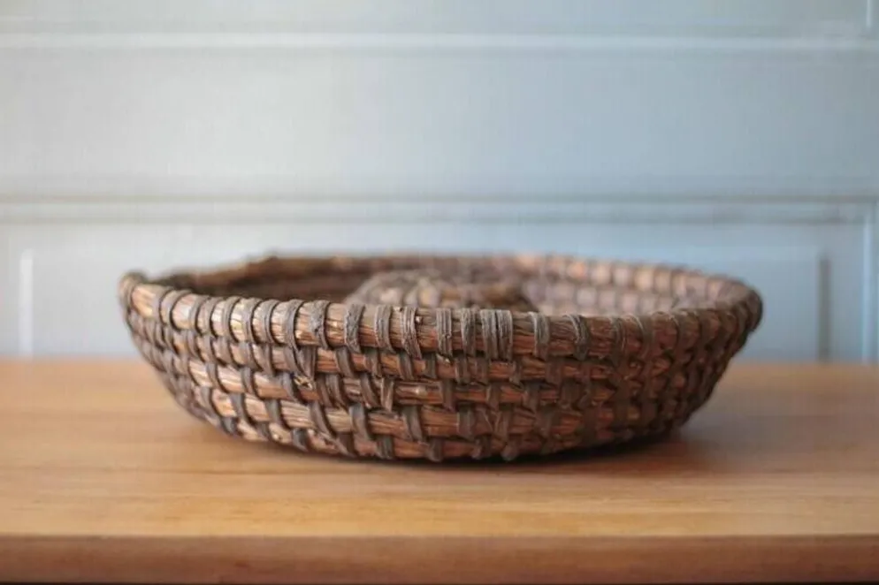 Coupe ancienne en osier, bourgne en paille et ronce