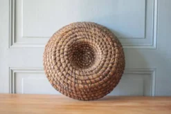Coupe ancienne en osier, bourgne en paille et ronce