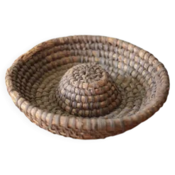 Coupe ancienne en osier, bourgne en paille et ronce