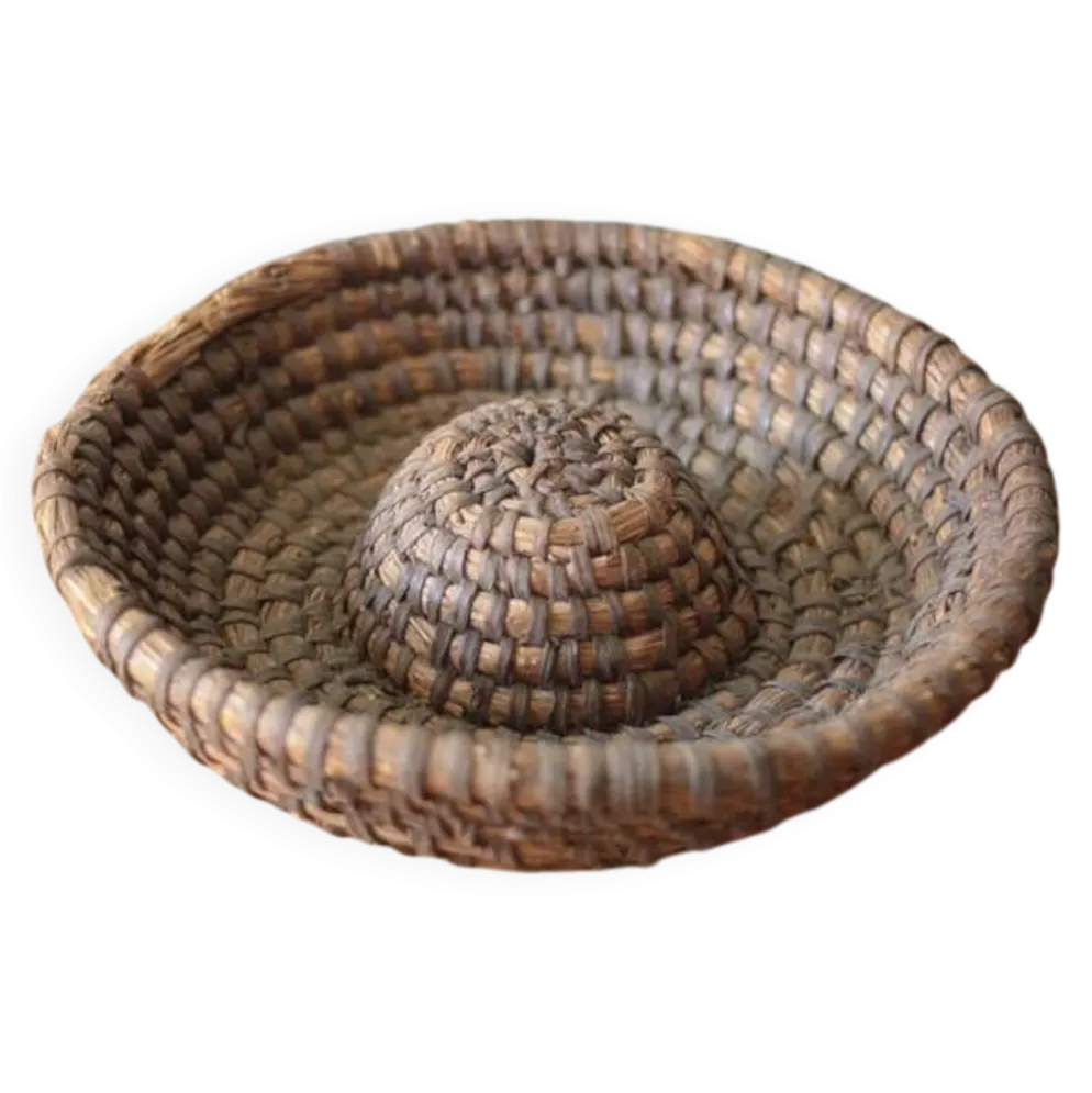 Coupe ancienne en osier, bourgne en paille et ronce