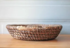 Coupe ancienne en osier, bourgne en paille et ronce