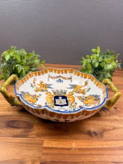 Coupe à anses en faïence de Gien à décor héraldique et fantastique