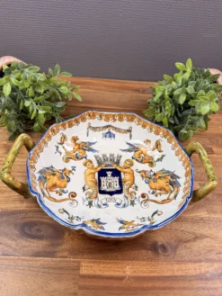 Coupe à anses en faïence de Gien à décor héraldique et fantastique