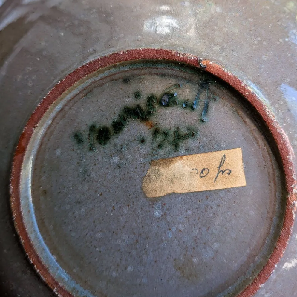 Coupe en grès décor poisson signée Maurice A. – céramique d'atelier