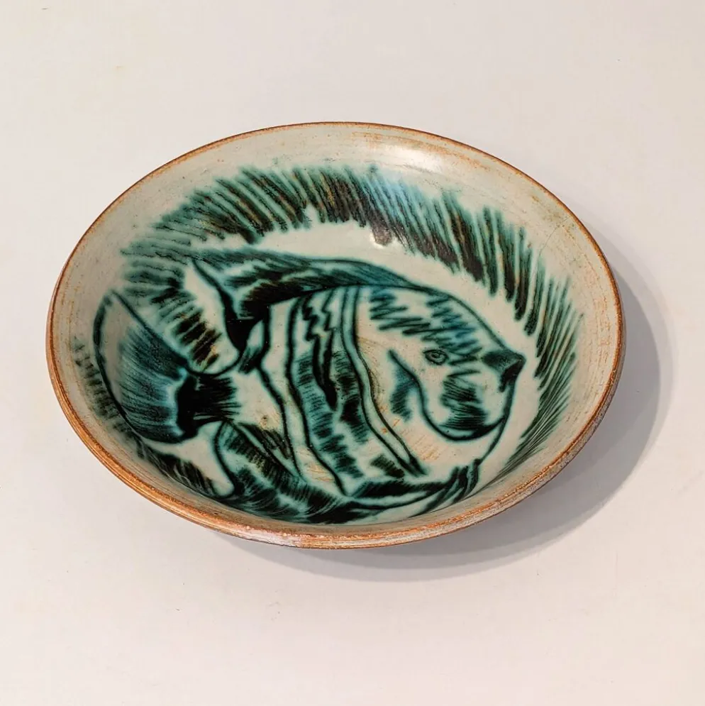 Coupe en grès décor poisson signée Maurice A. – céramique d'atelier
