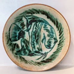 Coupe en grès décor poisson signée Maurice A. – céramique d'atelier