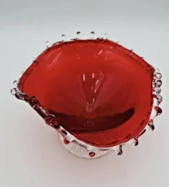 Coupe en verre soufflé rouge