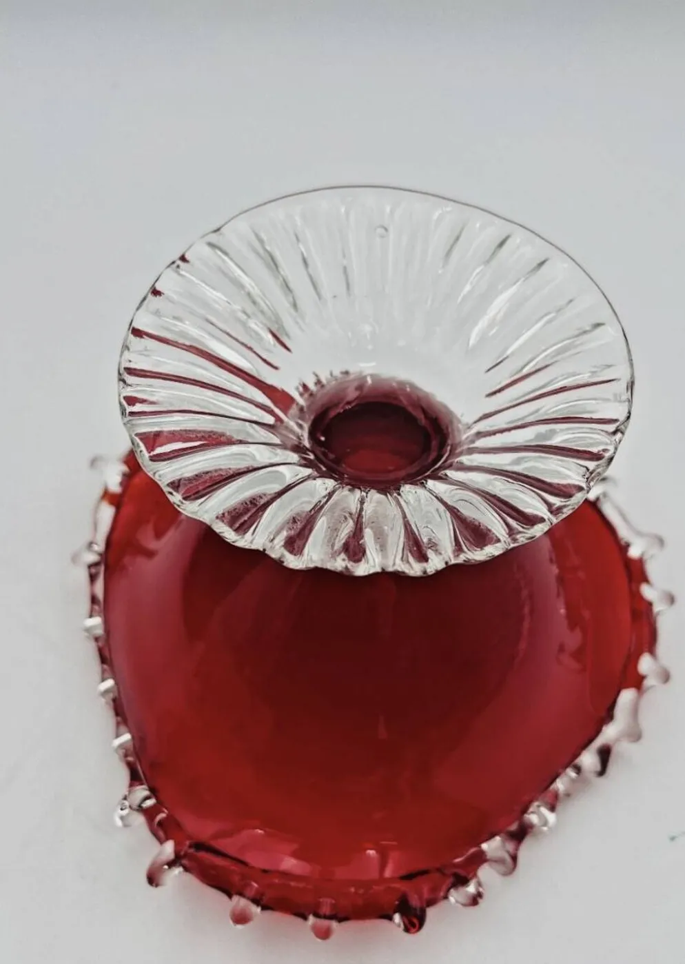 Coupe en verre soufflé rouge