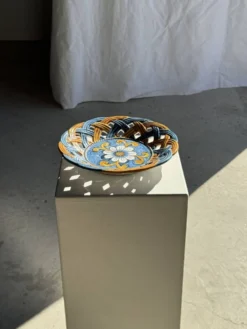 Coupe à fruits en céramique émaillée de Brancaleone Italie à décor floral