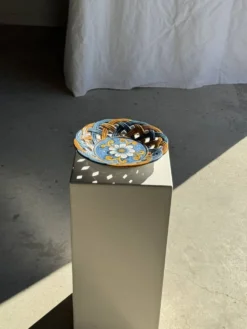Coupe à fruits en céramique émaillée de Brancaleone Italie à décor floral