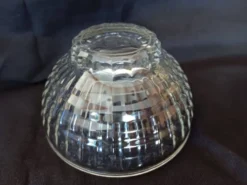 Coupelle ancien bol en verre moulé transparent