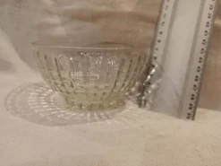 Coupelle ancien bol en verre moulé transparent