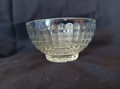 Coupelle ancien bol en verre moulé transparent